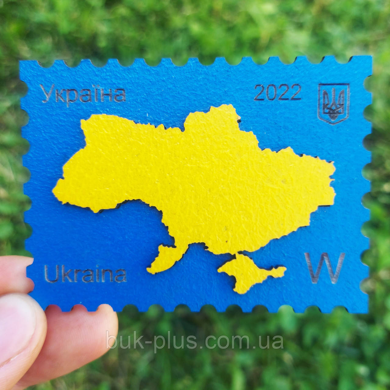 Український сувенір, магніт у формі марки  "Україна"  8,5 х 6 см