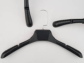 Плічка вішалки тремпеля TZ8821 з антиковзаючим ребристим плечем чорного кольору, довжина 38,5 см