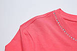 Футболка базова жіноча в рожевому кольорі зі стразами на комірі, фото 2