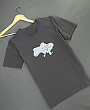 Сіра чоловіча футболка з патріотичними написами та принтом для повсякденного носіння, фото 6