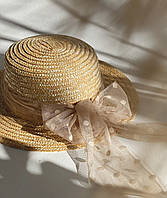 Канотье соломенная шляпка жесткая с прямыми полями с бежевым гипюровым бантом