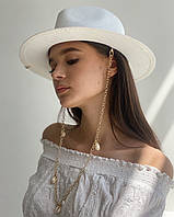 Шляпа федора женская белая стильная с золотистой цепью с ракушками
