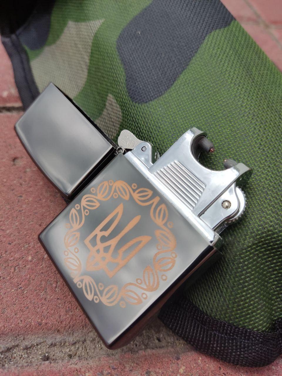 Електроімпульсна сенсорна електрична запальничка USB з гравіюванням Герб України в подарунковій упаковці, фото 1
