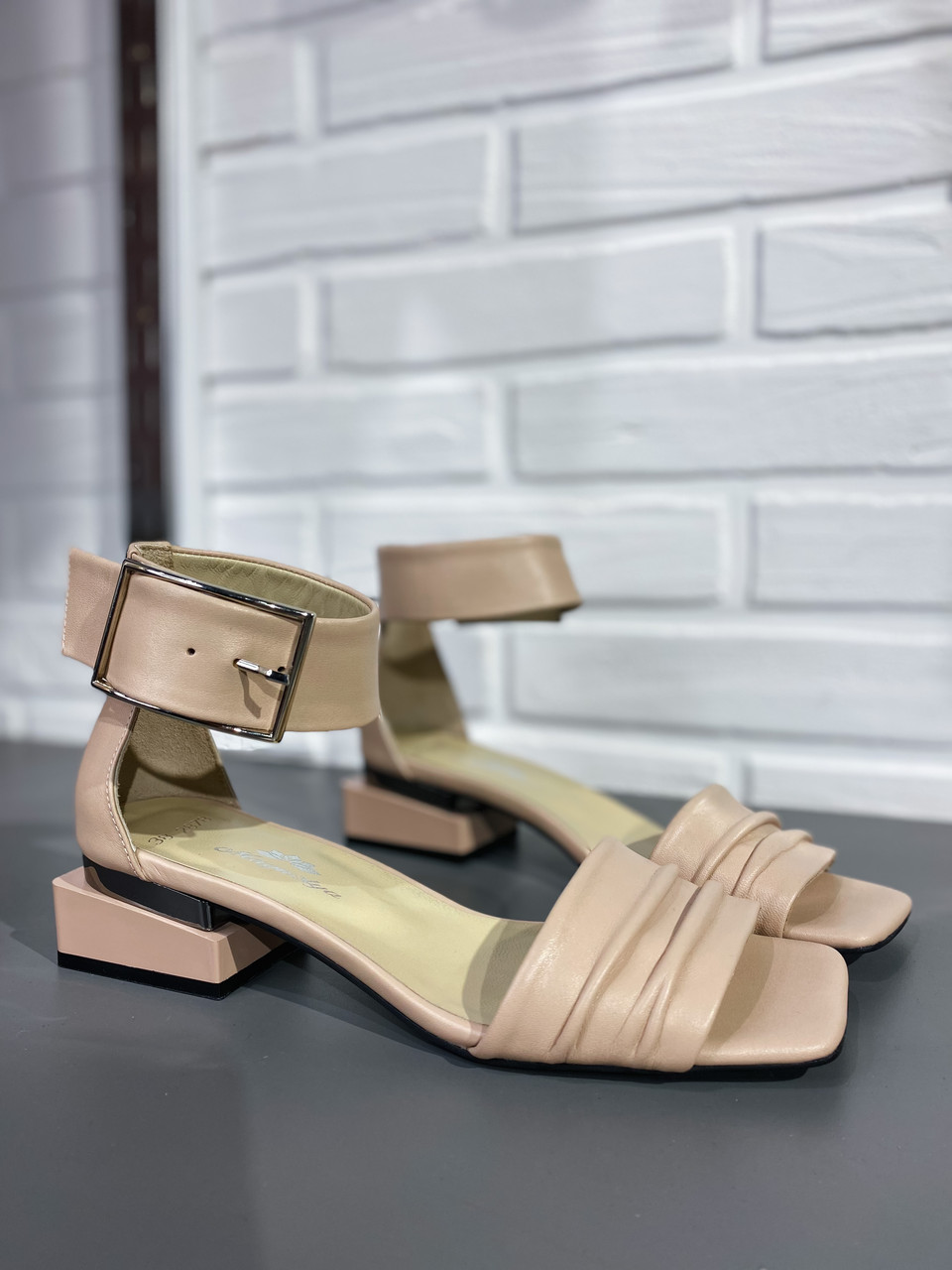 Босоножки с широкой пряжкой Magnolya 2878 36 Темно-бежевый кожа