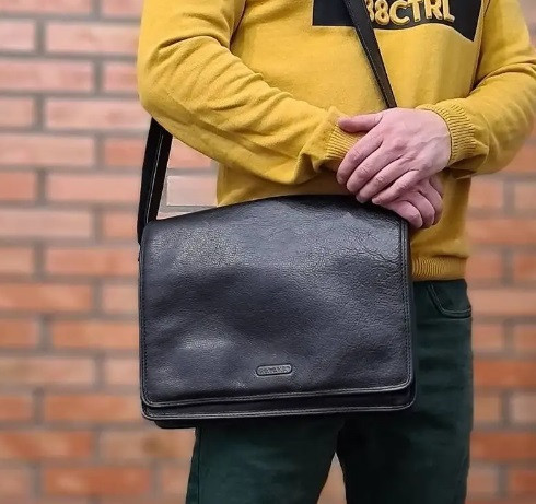 як носити чоловічу шкіряну сумку