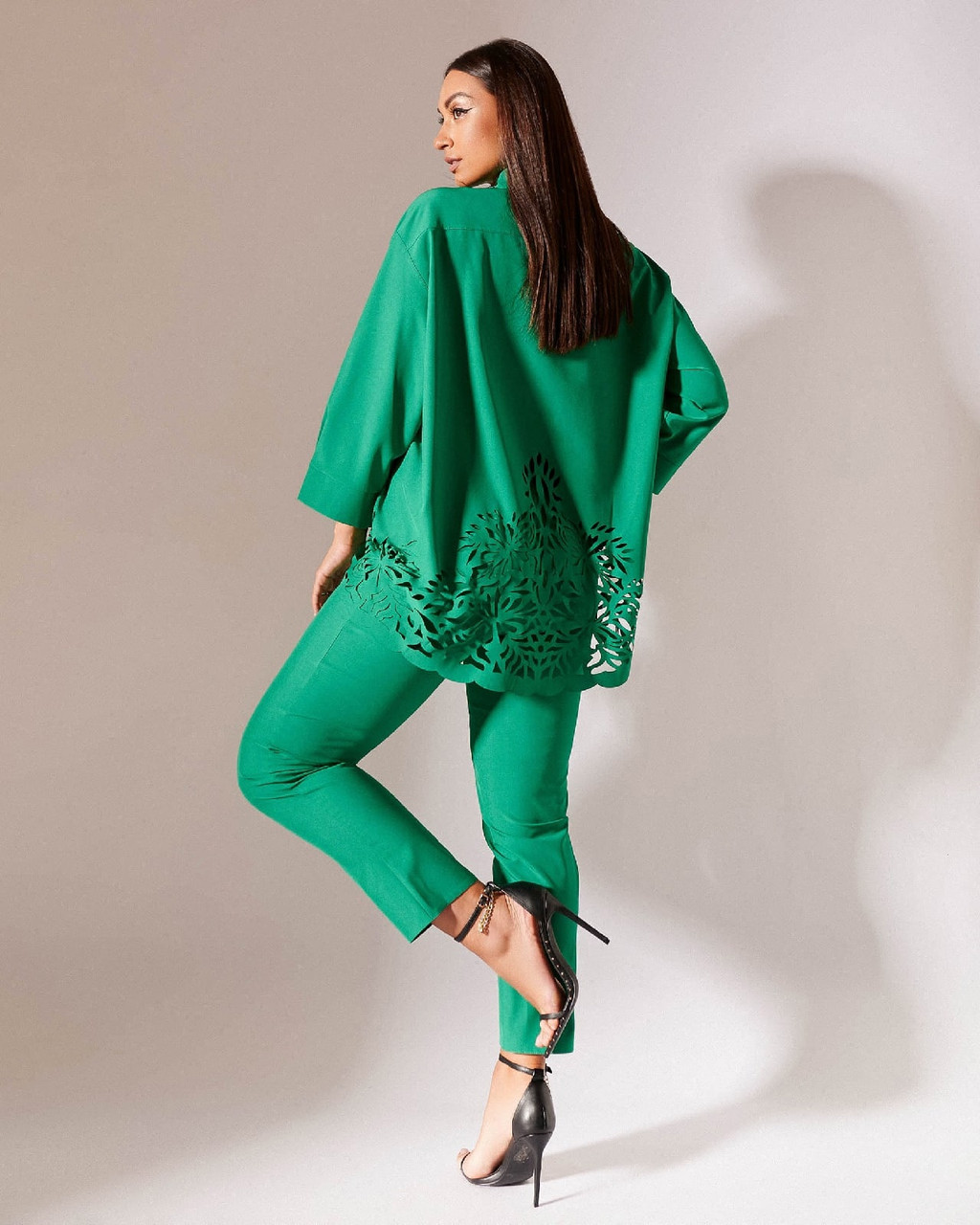Стильний жіночий костюм: сорочка з перфорацією подовжена ззаду та штани, батал великі розміри, фото 1