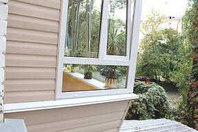 Снаружи балкон обшили сайдингом.