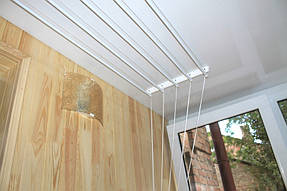 И конечно же, незаменимая вещь на балконе - потолочная бельевая сушилка.