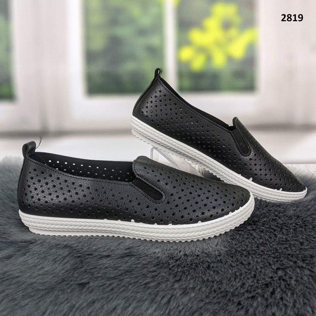 Мокасини жіночі чорні на білій підошві перфоровані LQD