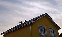 Вытяжные вентиляторы для дома установлены на крыше. В доме тихо и комфортно.