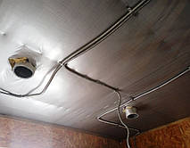 Воздушная магистраль в санузлах на первом и втором этажах соединена в чердачном пространстве и подключена в вытяжному вентилятору, которые установлен на крыше.