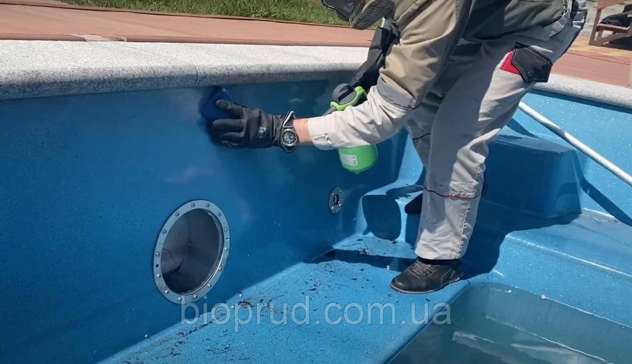 Чистка бассейна после зимы.