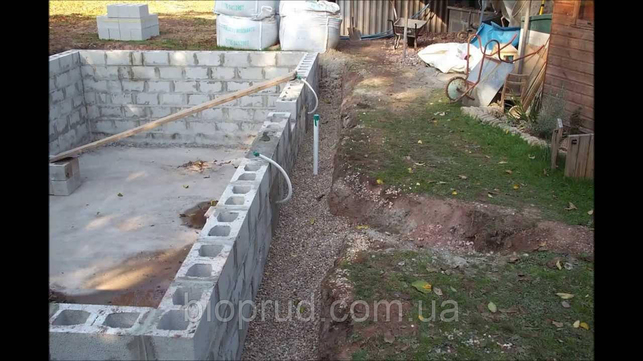 Басейн із блоків.