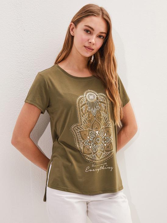 Жіноча футболка кольору хакі LC Waikiki/ЛС Вайкі із золотистим принтом You are worth everything