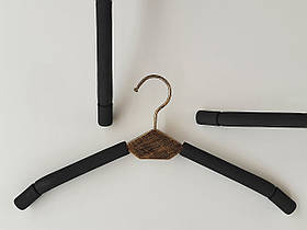 Плічка довжина 40,5 см вішалки тремпеля поролонові чорного кольору із металічною вставкою бронзового кольору