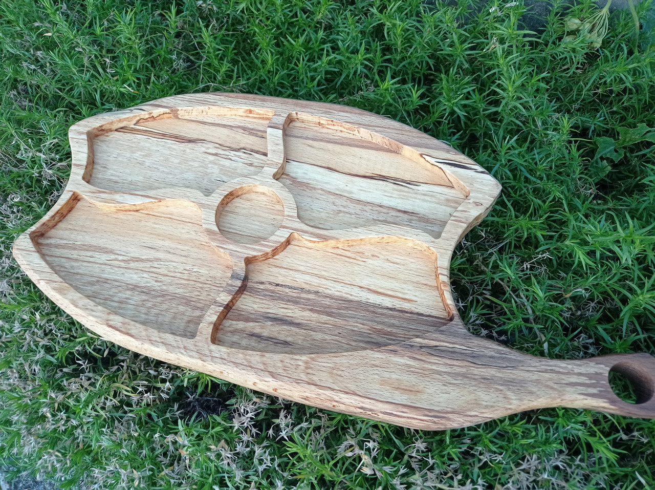 Дошка з дерева з секціями для подачі закусок