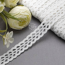 Бавовняне мереживо білого кольору шириною 1.5 см, метражем