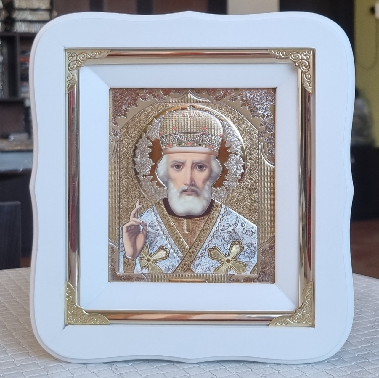 Ікона Святого Миколая Чудотворця у білому фігурному кіоті під склом, розмір кіота 19*17, розмір сюжету 10*12.