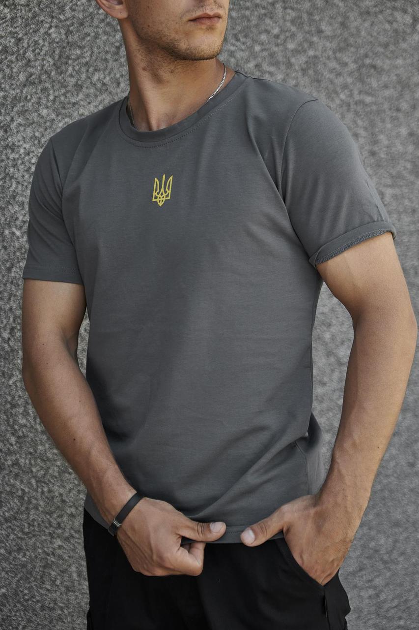 Чоловіча футболка патріотична однотонна з гербом України темно-сіра Розміри: від S до 3XL