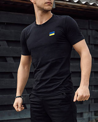 Чоловіча футболка патріотична однотонна з прапором України на грудях чорна Розміри: від S до 3XL