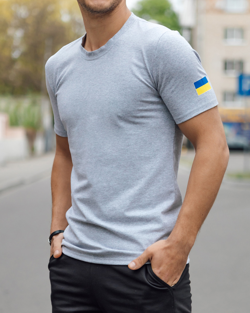 Чоловіча футболка патріотична однотонна з прапором України на плечі сіра Розміри: від S до 3XL