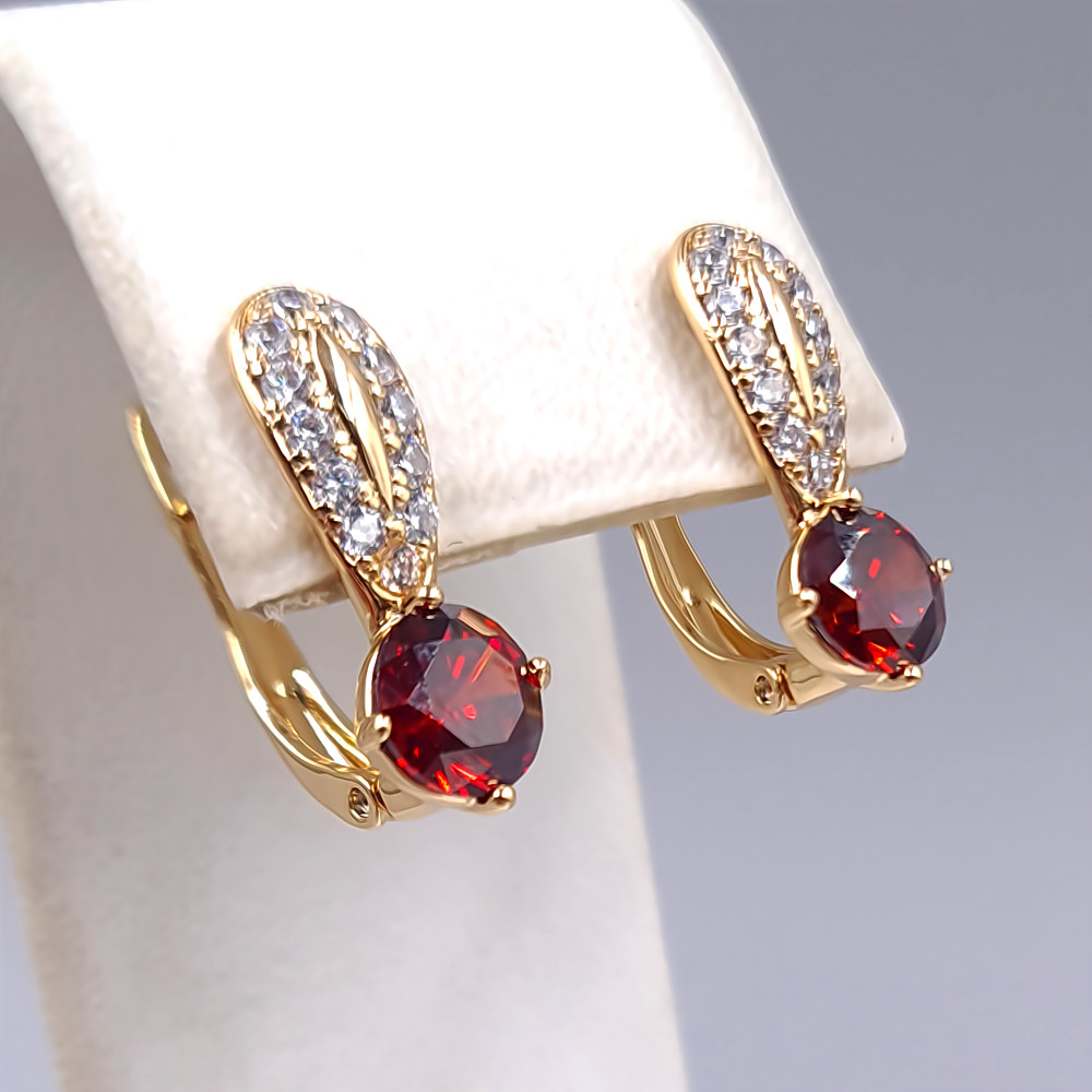 Сережки ХР. Позолота 18К. Камені: білий та бордовий циркон. Довжина: 18 мм. Ширина: 5 мм