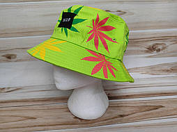 Яскрава панама з рослиним принтом у салатовому кольорі