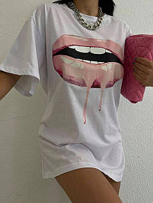 Жіноча котонова футболка оверсайз з яскравим малюнком на грудях Губи (р. 42-46) 77ma1064