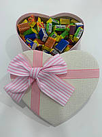 Жвачки Love is... в подарочной упаковке 300 шт бело-розовая коробочка Ухты