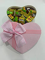 Жвачки Love is... в подарочной упаковке 100 шт розово-белая коробочка Ухты