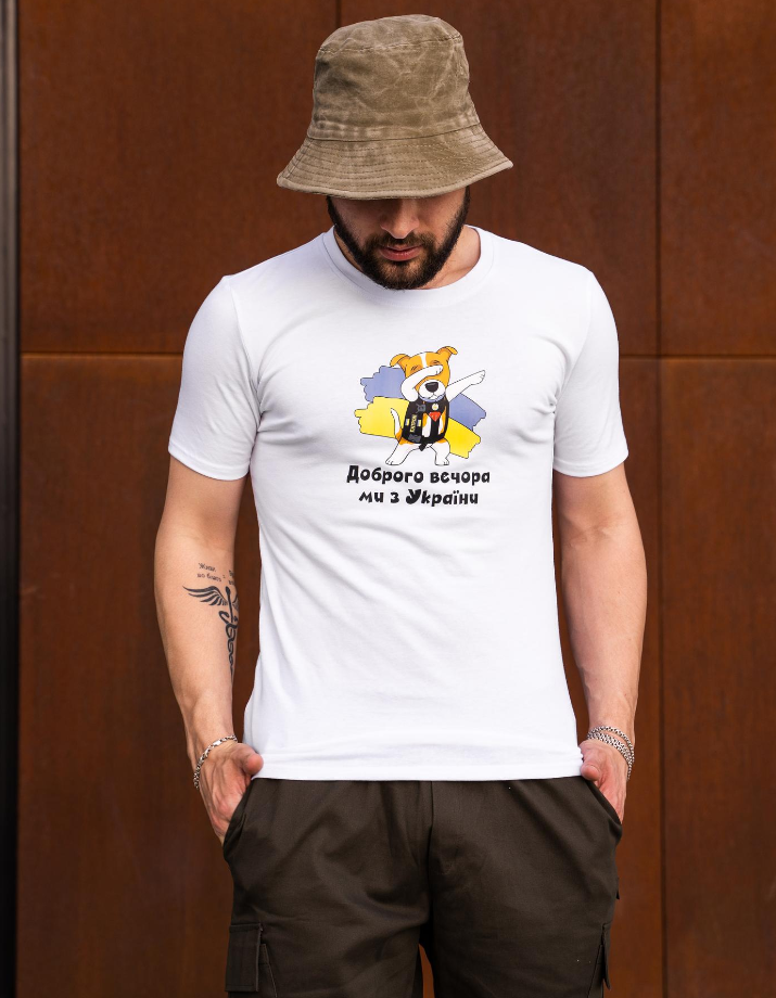 Біла звичайна молодіжна футболка з прапором з українською символікою, фото 1