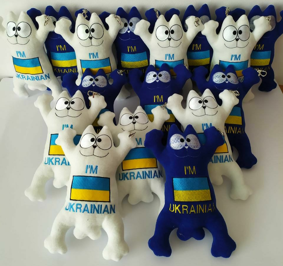 Патріотичні іграшки брелоки кіт Саймона 26 см "I'm UKRAINIAN" з прапором або гербом на рюкзак із карабіном