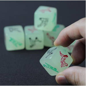 Кубик кістки з позами для сексу світиться в темряві