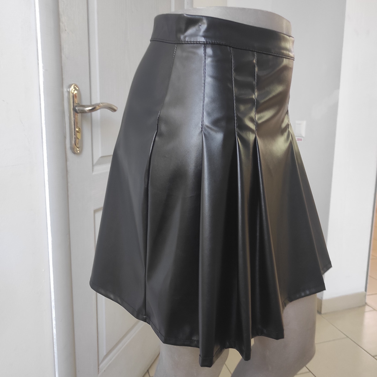 Черная короткая юбка эко-кожа складки - фото 1 - id-p1641982871