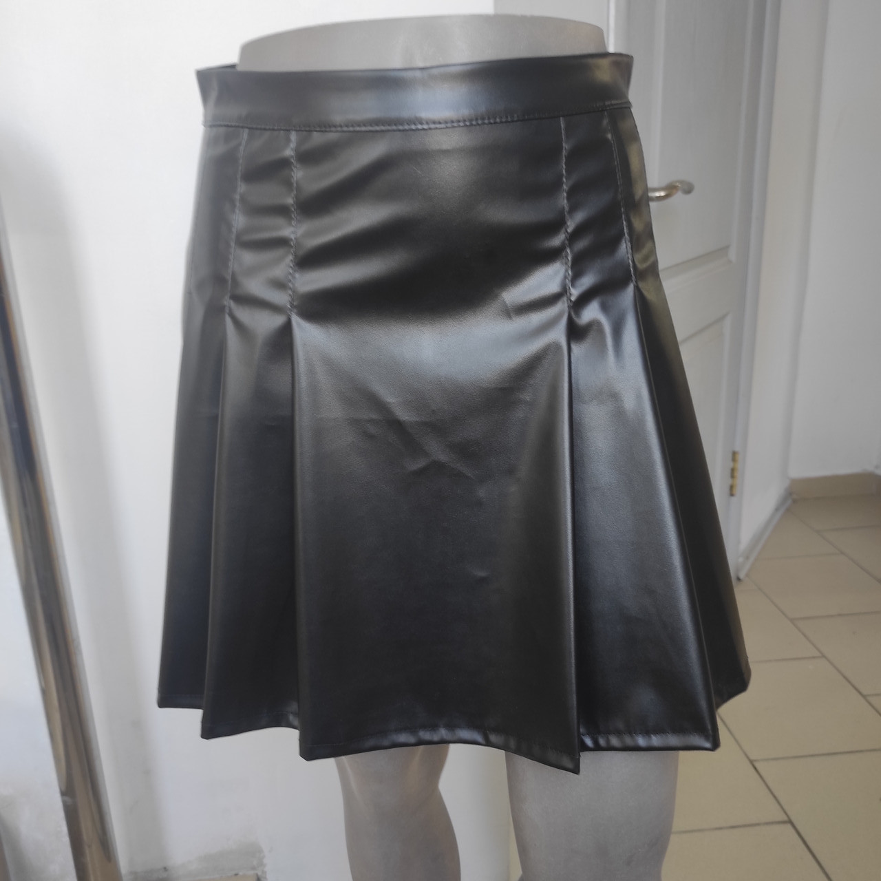Черная короткая юбка эко-кожа складки - фото 5 - id-p1641982871