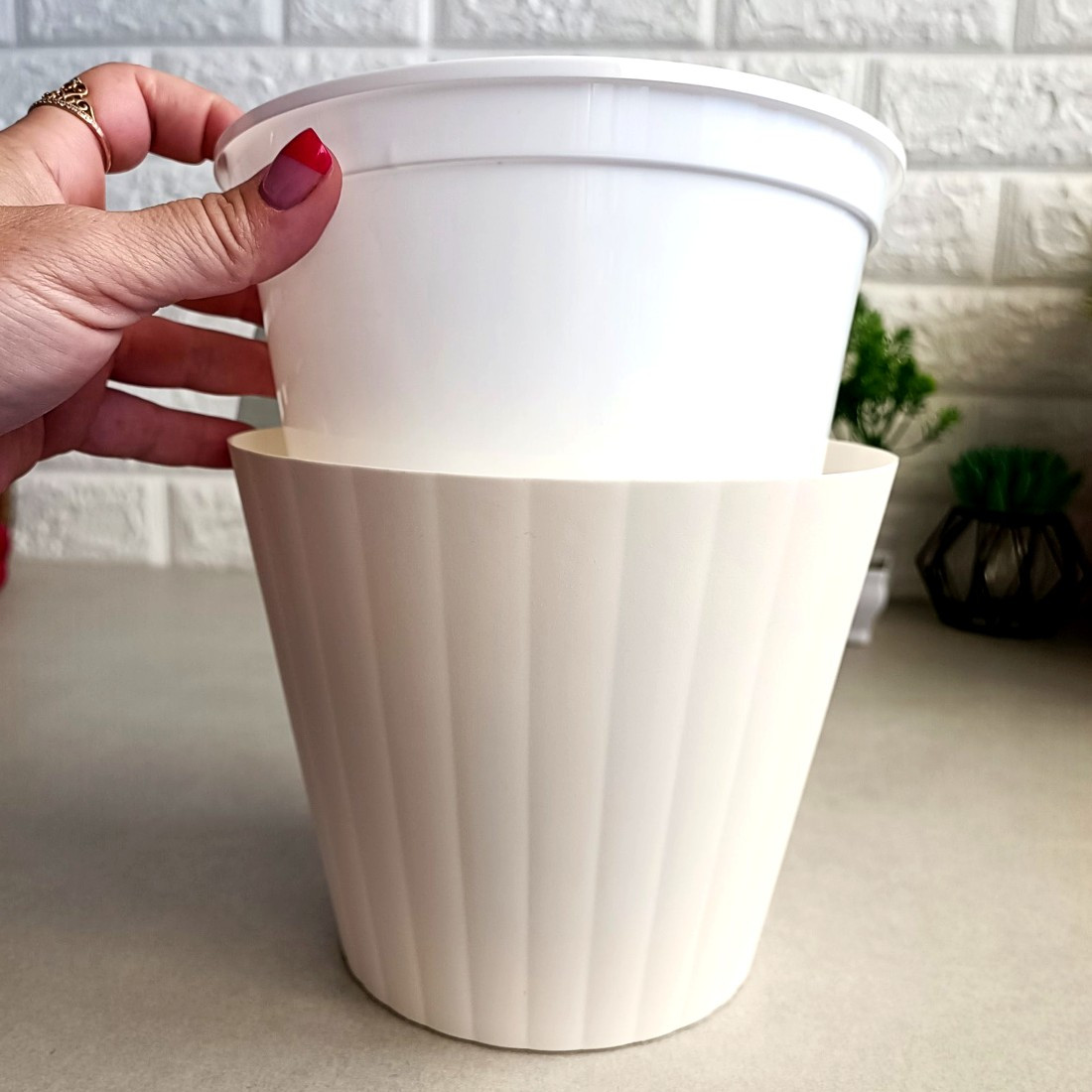 Білий горщик квітковий з дренажною вставкою 1,7л 15,7*13 см, Ібіс біла троянда Алеана