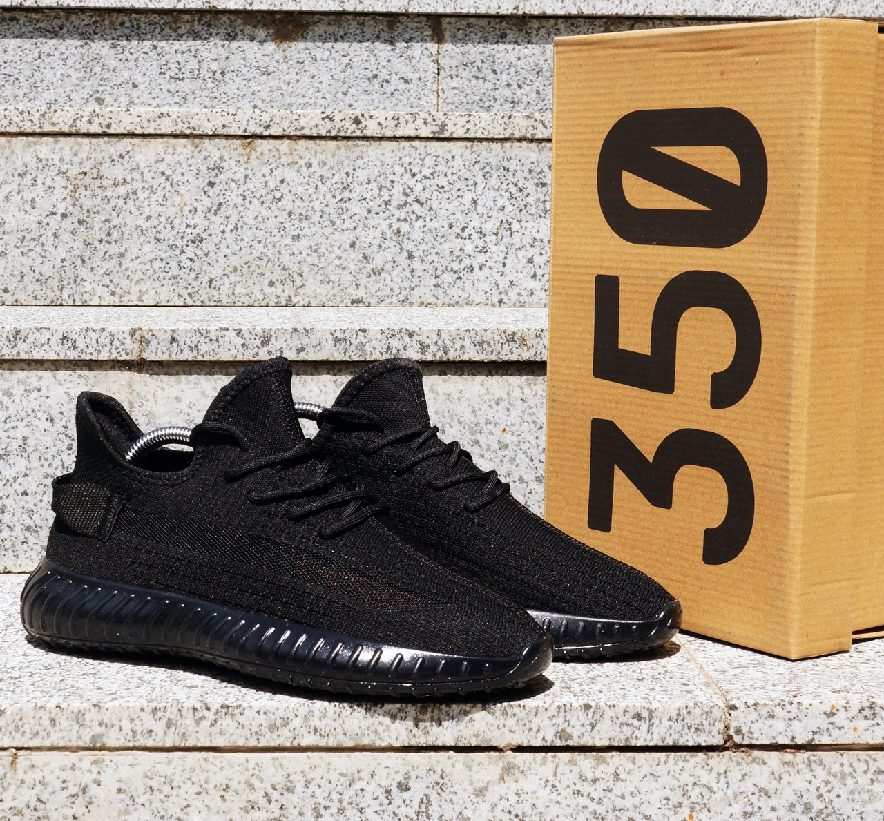 Кросівки в сти-лі Adidas Yeezy Boost чорні