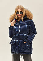 Жіноча куртка-пуховик з глянцевою плащової тканини гиперсайз з хутром єнота синя