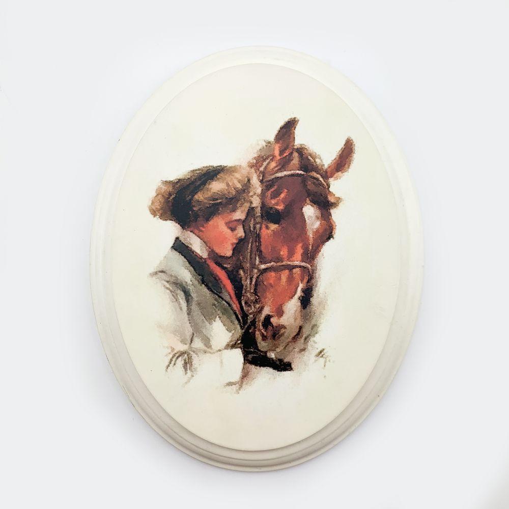 Декоративна дерев'яна овальна картина "Дама з конем"