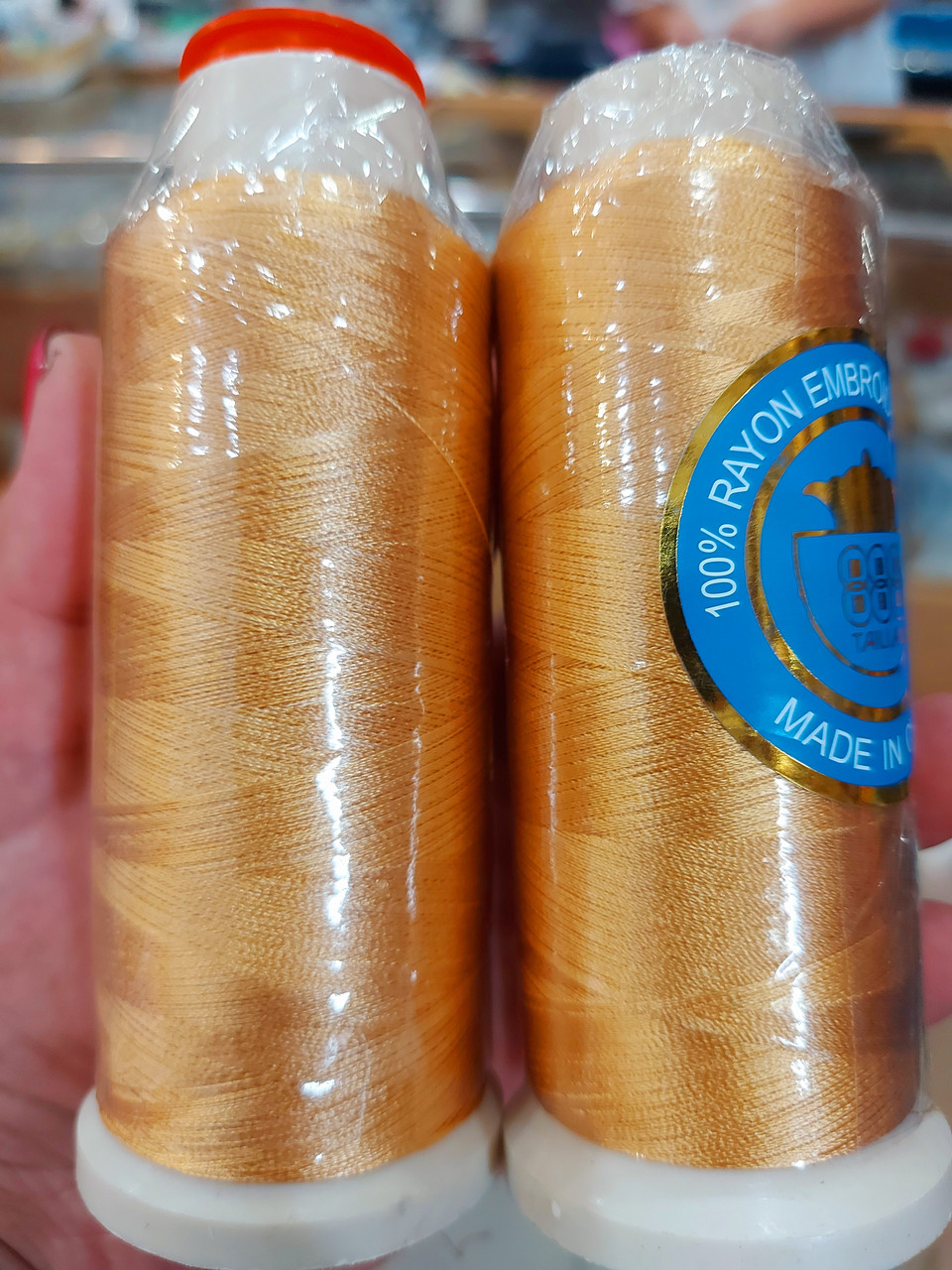 Нитки для машинної вишивки 100% віскоза (100% rayon) 3000 метрів, №121, золотисті
