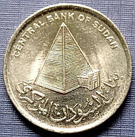 Монета 10 пиастров Судан 2006 пирамида