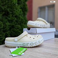 Crocs Женские шлепки бежевые. Женские тапки Крокс бежевые. Crocs Шлепанцы бежевого цвета на лето