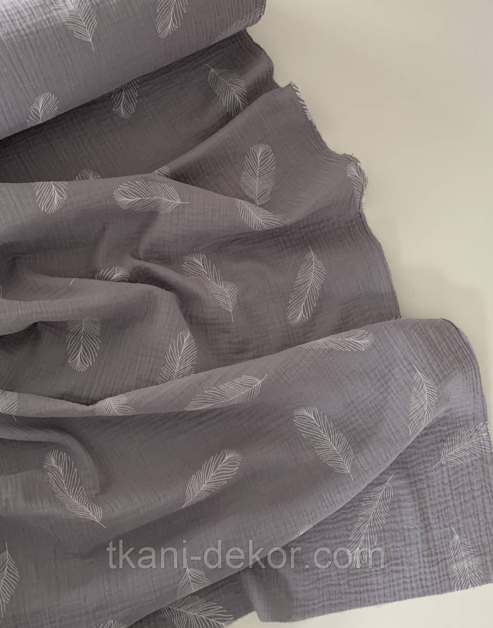 Муслін (бавовняна тканина) пір'їнки великі на сірому (0,5*135)
