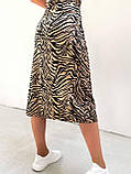 Карамельна літня спідниця довжини міді з розрізом принт зебра, фото 3