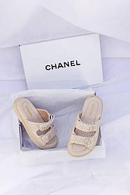 Світлі шльопанці з лого Шанель. Жіночі шльопанці Chanel. Жіночі капці.