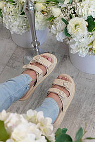 Світлі шльопанці з лого Шанель. Класні жіночі шльопанці Chanel. Жіночі капці.