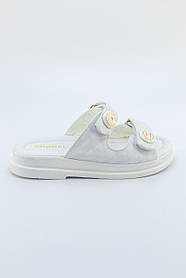 Білі шльопанці з лого Шанель. Літні жіночі шльопанці Chanel. Жіночі капці.