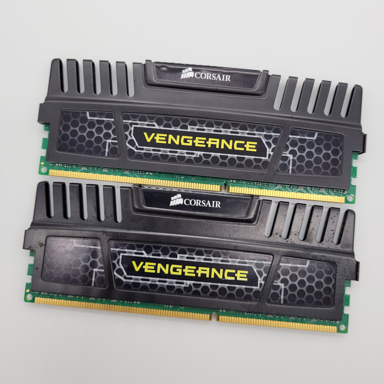 Ігрова оперативна пам'ять Corsair Vengeance DDR3 8 Gb (2x4Gb) 1866MHz 14900U 2R8 CL9 (CMZ8GX3M2A1866C9) Б/У