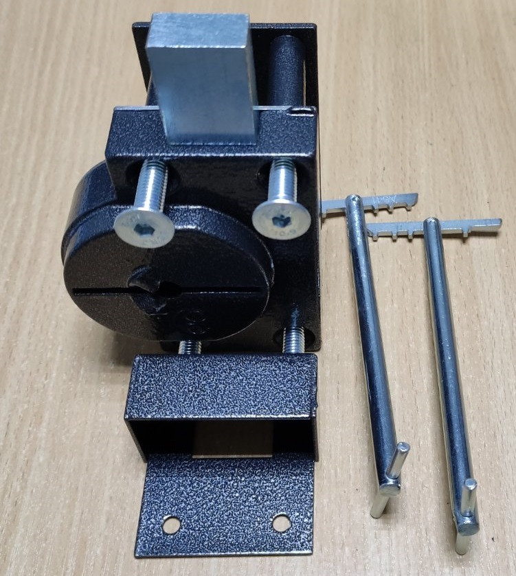 Замок накладний Голеол ЗН-9Д "Лелека" з падаючим ключем 2 шт і відповідною планкою