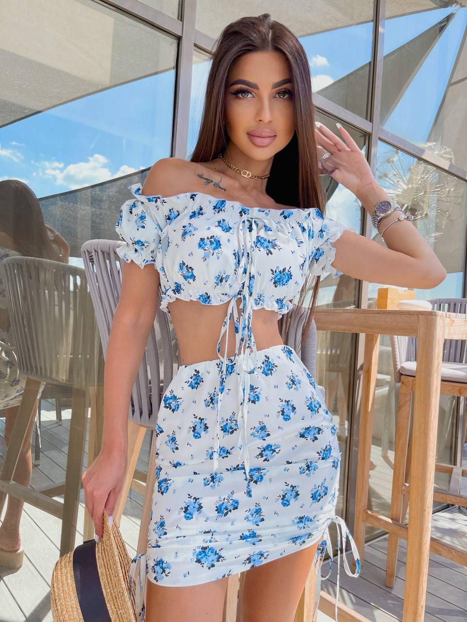 Цветочный костюм короткая юбка на завязках и топом с открытыми плечами ...